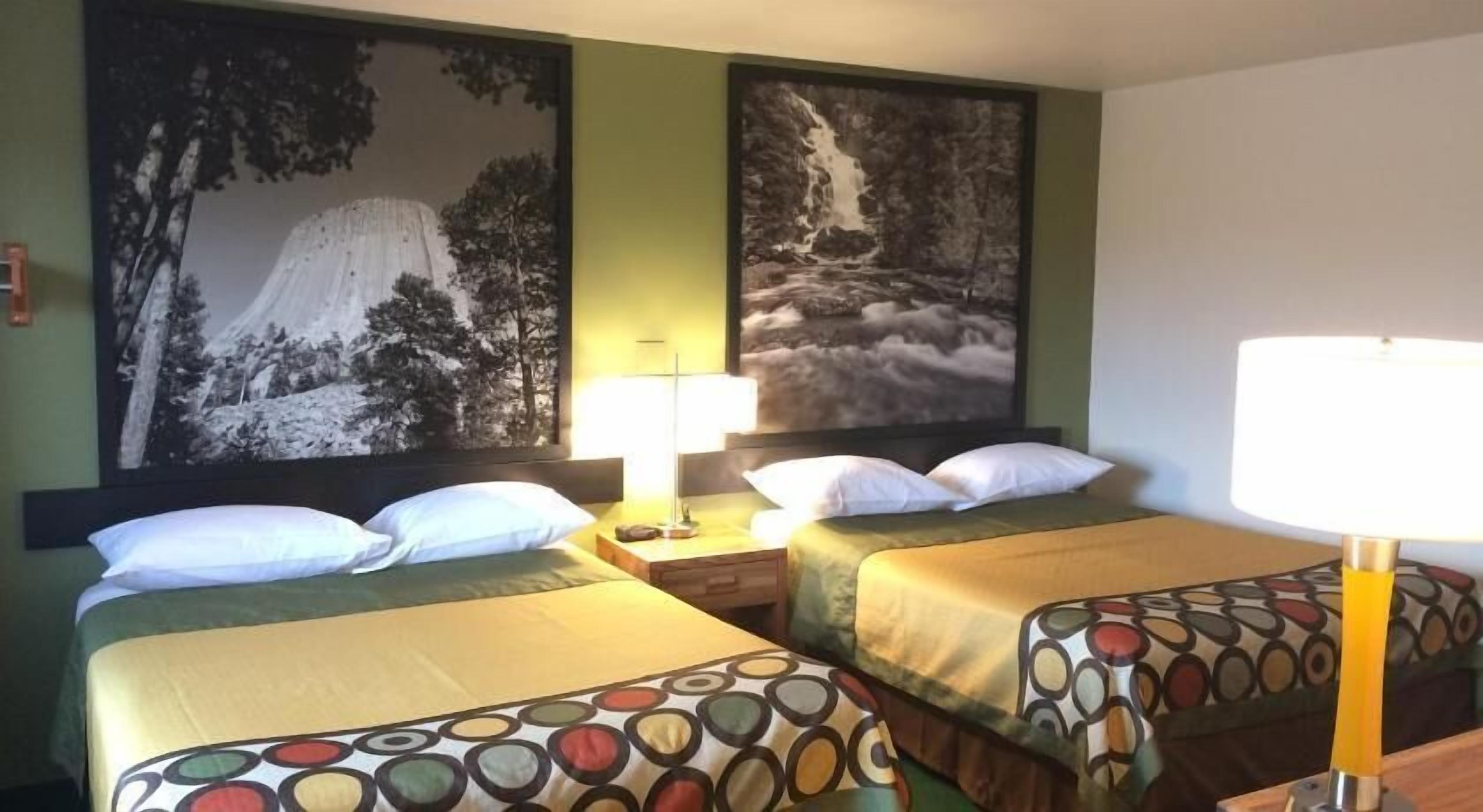 Tabla de planchar con plancha, wifi gratis y ropa de cama 