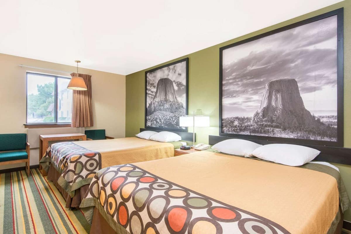 Tabla de planchar con plancha, wifi gratis y ropa de cama