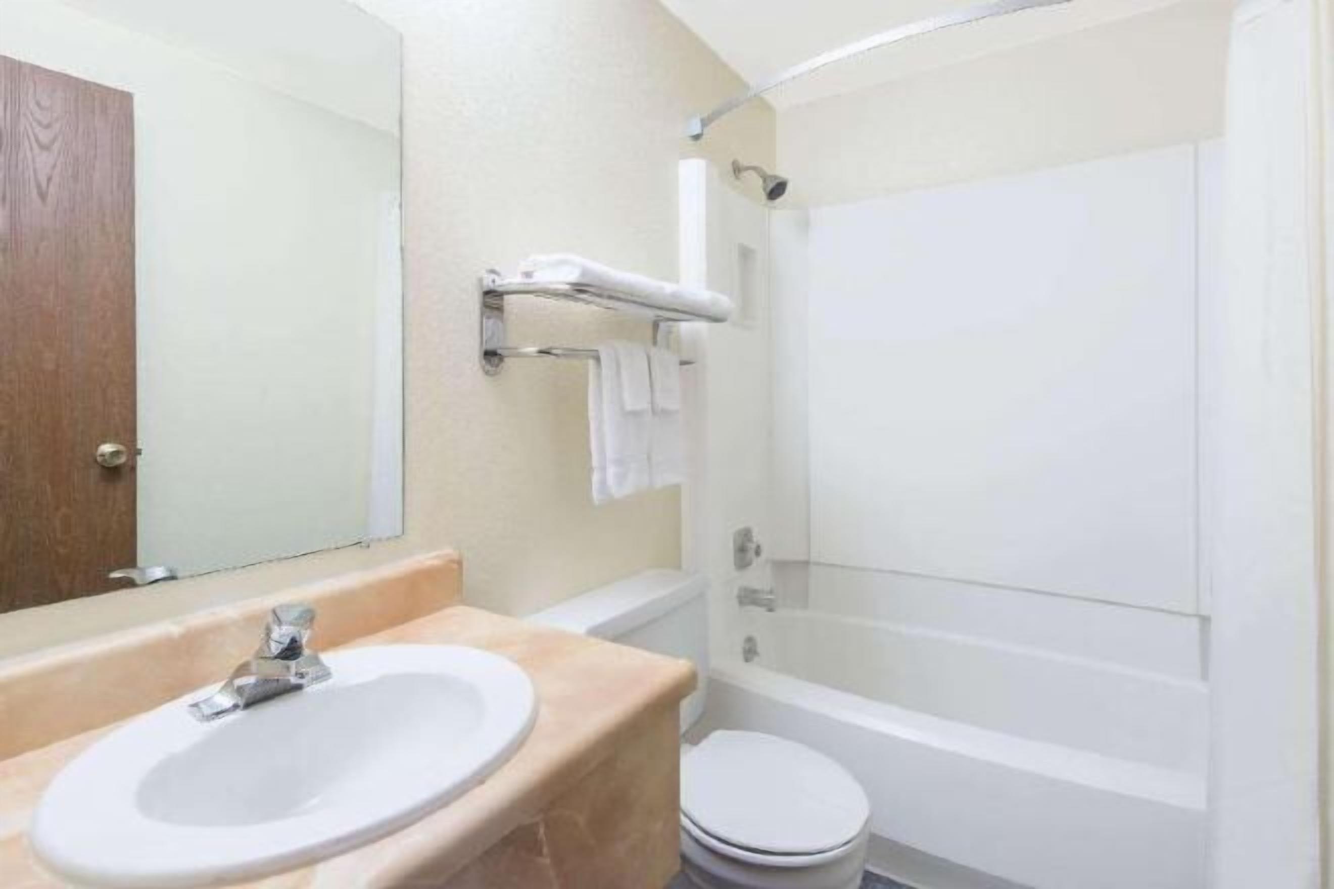 バスルーム | シャワー付き浴槽、バスアメニティ (無料)、ヘアドライヤー、タオル