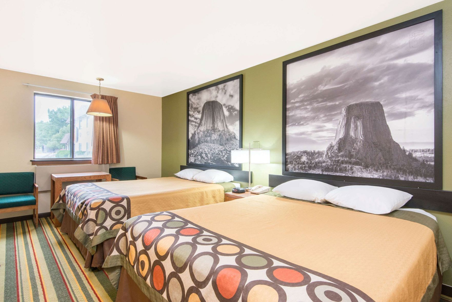 Tabla de planchar con plancha, wifi gratis y ropa de cama 