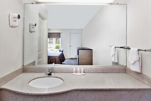 シャワー付き浴槽、バスアメニティ (無料)、ヘアドライヤー、タオル