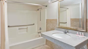 Kamar Standar, 1 Tempat Tidur King, akses difabel | Kamar mandi | Kombinasi shower/bathtub dan perlengkapan mandi gratis