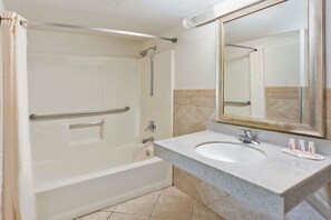 Chambre Standard, 1 très grand lit, accessible aux personnes à mobilité réduite | Salle de bain | Ensemble douche/baignoire, articles de toilette gratuits, sèche-cheveux