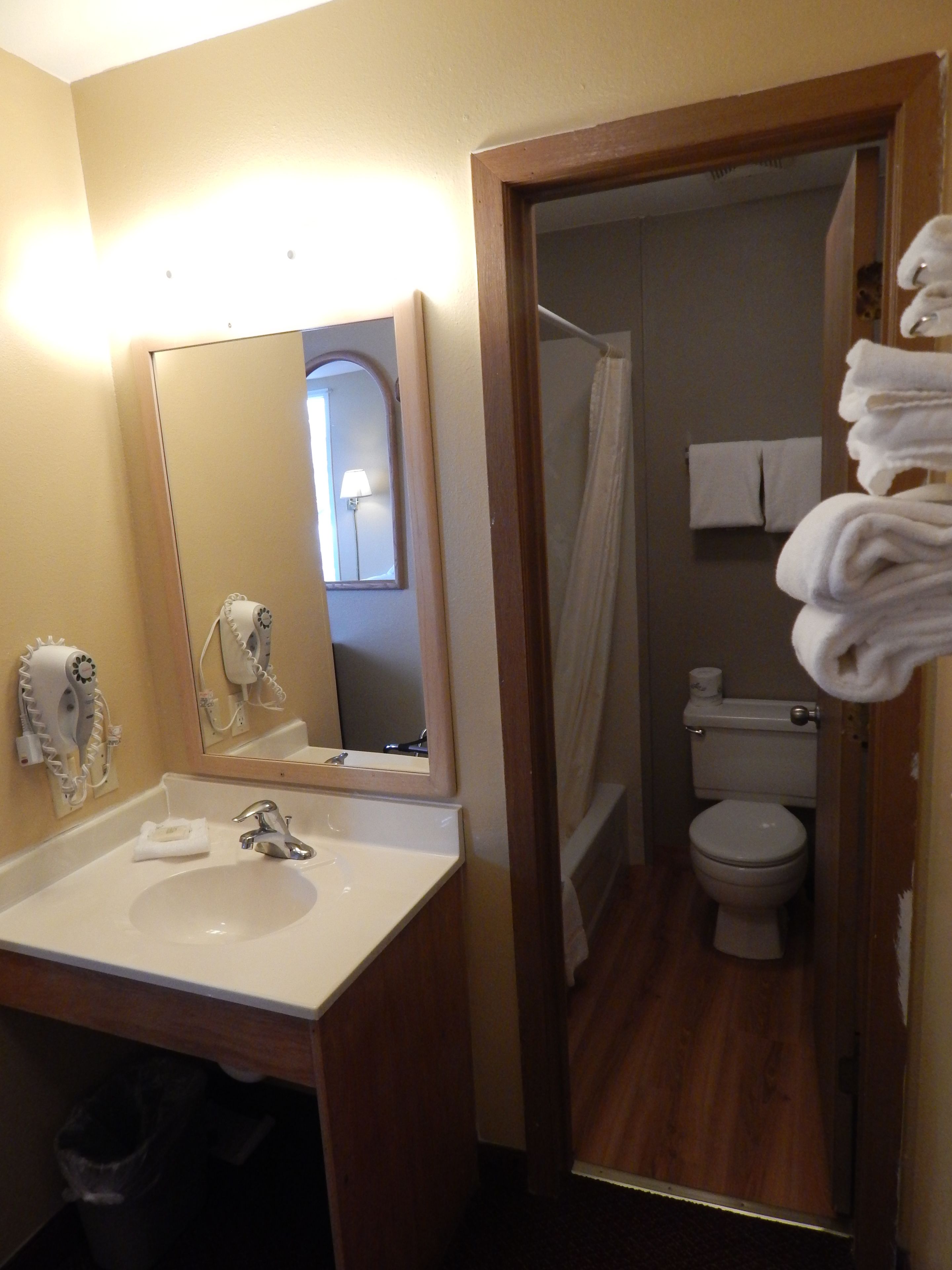 Une salle de bain équipée d’un lavabo, d’un miroir et d’un espace douche.