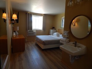 Laptop workspace, iron/ironing board, free WiFi, bed sheets