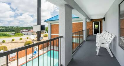 Super 8 by Wyndham Dandridge