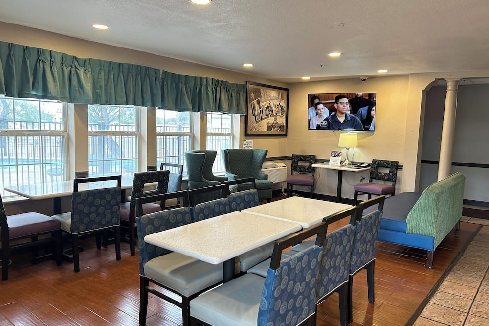 Super 8 by Wyndham San Antonio/Fiesta