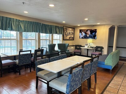 Super 8 by Wyndham San Antonio/Fiesta