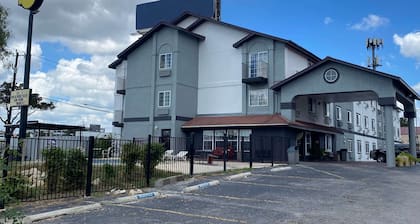 Super 8 by Wyndham San Antonio/Fiesta