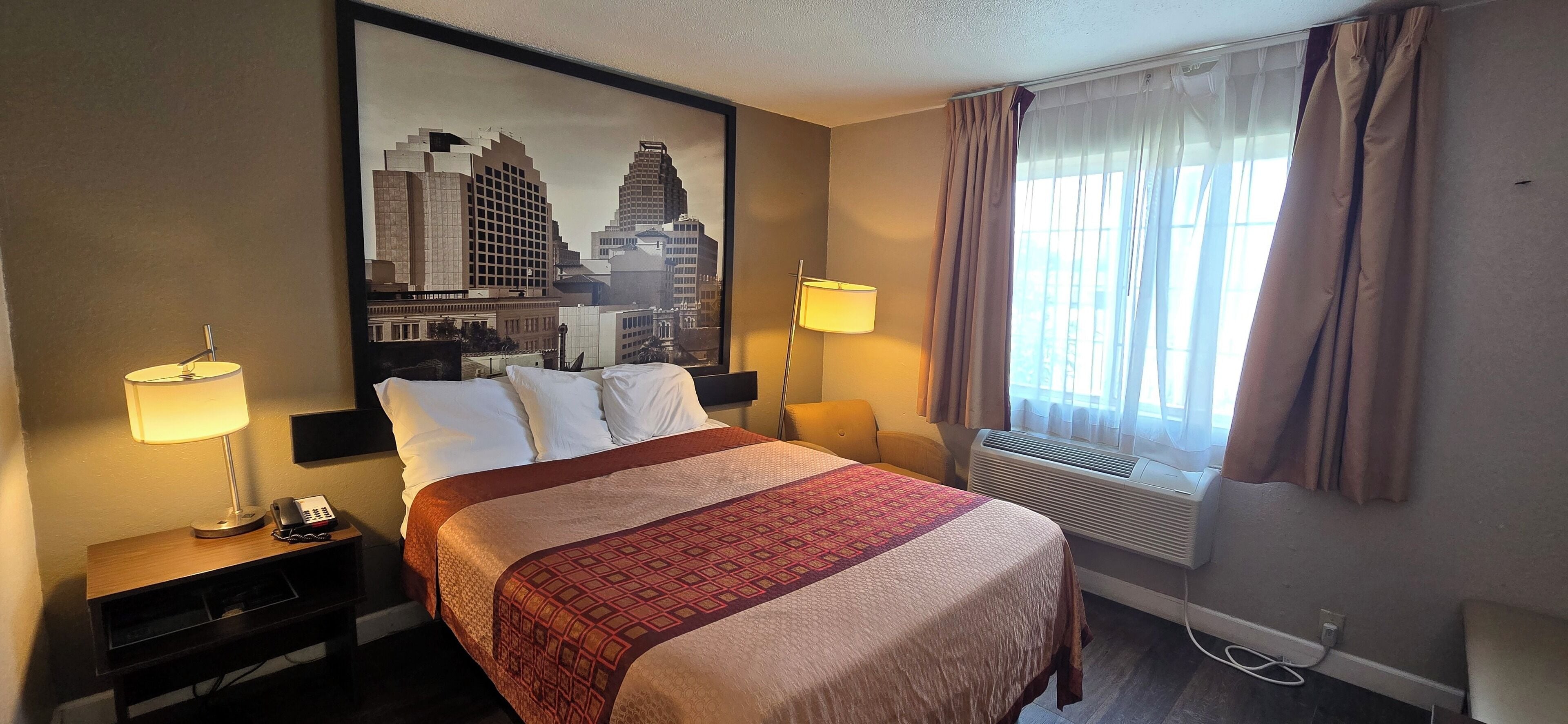 Ropa de cama hipoalergénica, escritorio y tabla de planchar con plancha 