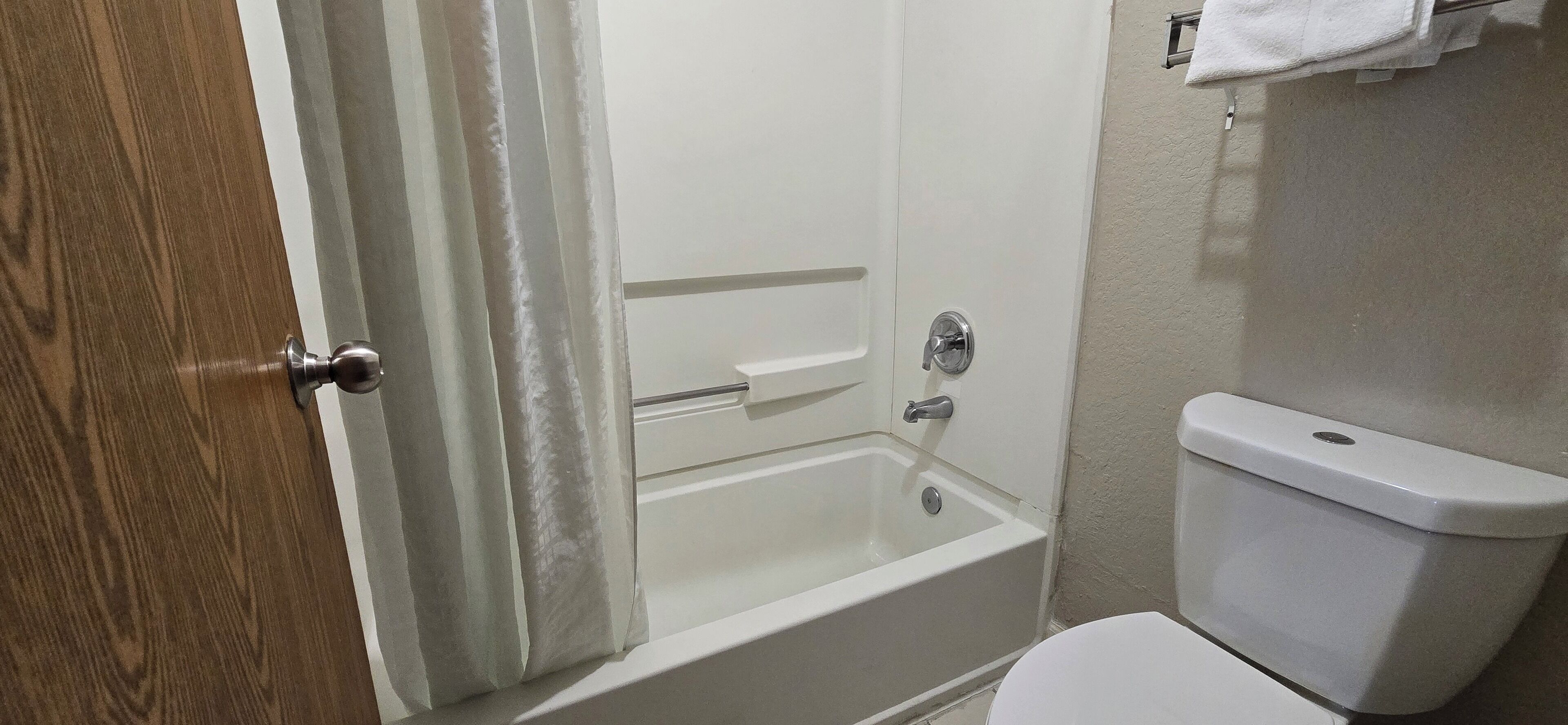 Combined shower/bathtub, free toiletries, hair dryer, towels