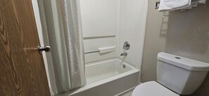 Combined shower/bathtub, free toiletries, hair dryer, towels