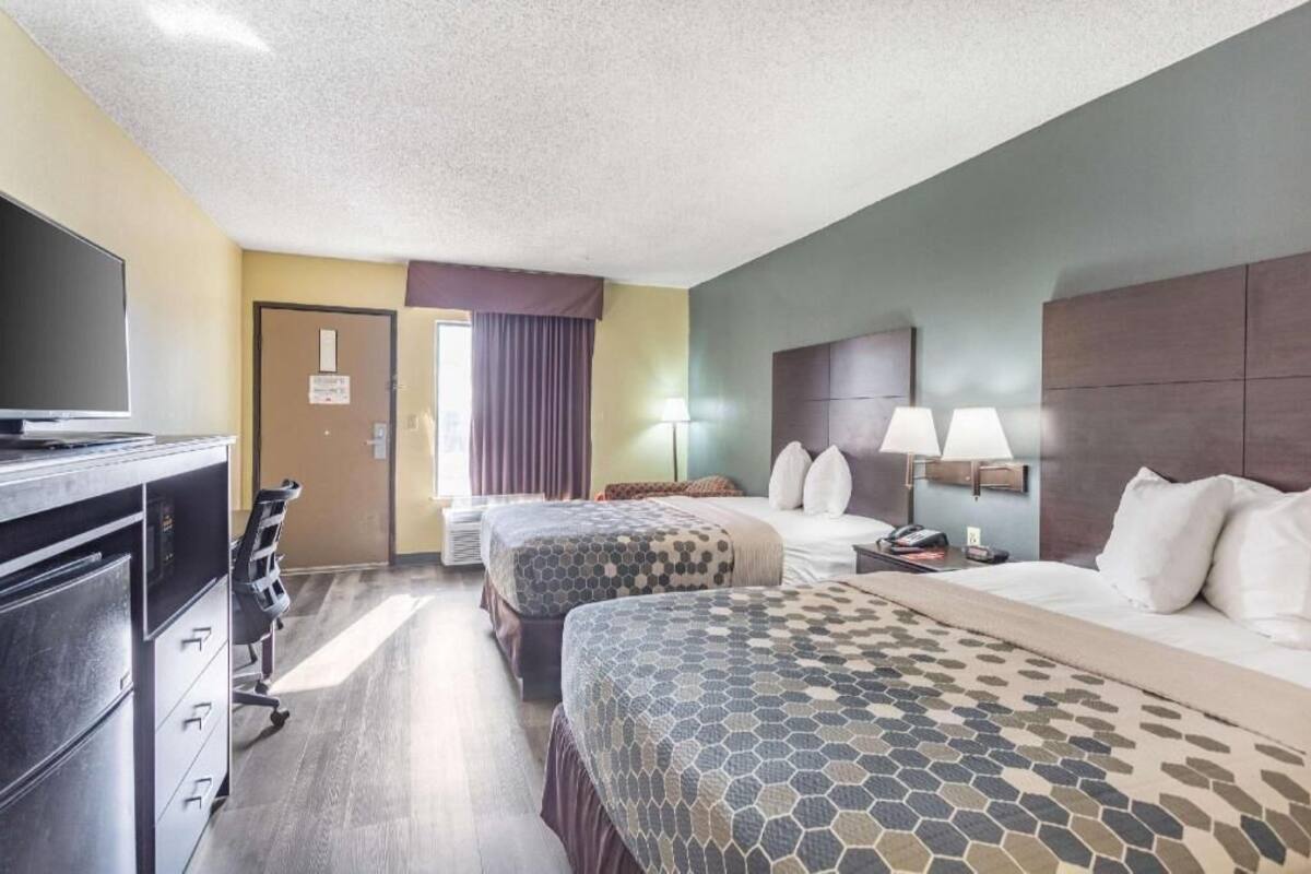 Desk, laptop workspace, blackout curtains, free cots/infant beds