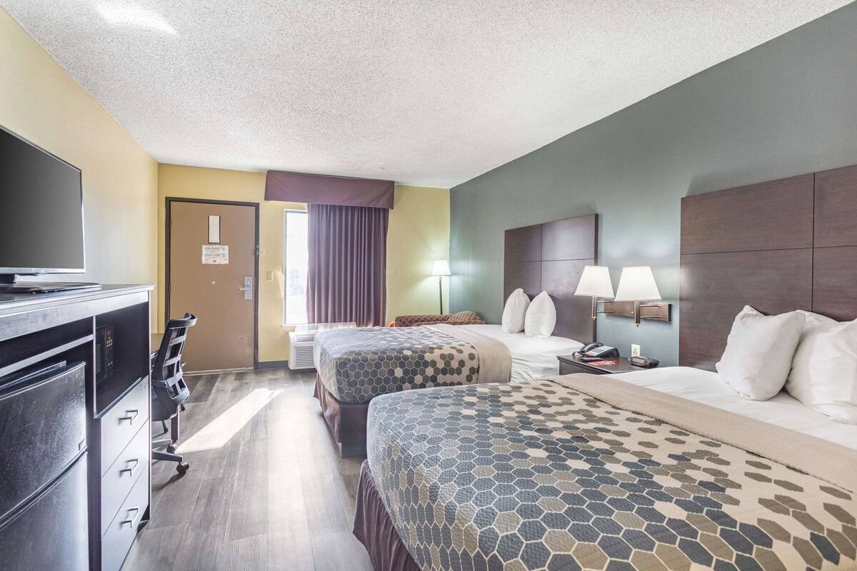 Desk, laptop workspace, blackout curtains, free cots/infant beds