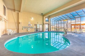 Indoor pool - Econo Lodge & Suites Clarksville near Governors Square Mall (Clarksville)