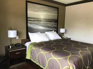 Desk, laptop workspace, iron/ironing board, free cots/infant beds - Skyways Hotel (Los Angeles)