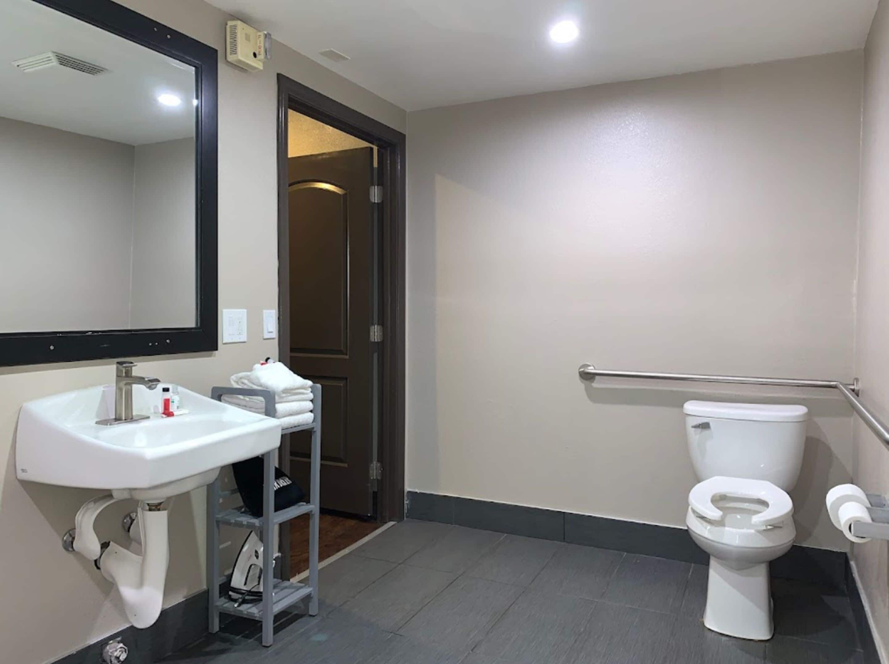 standard room, 1 queen bed, accessible, non smoking | bathroom | free toiletries, hair dryer, towels