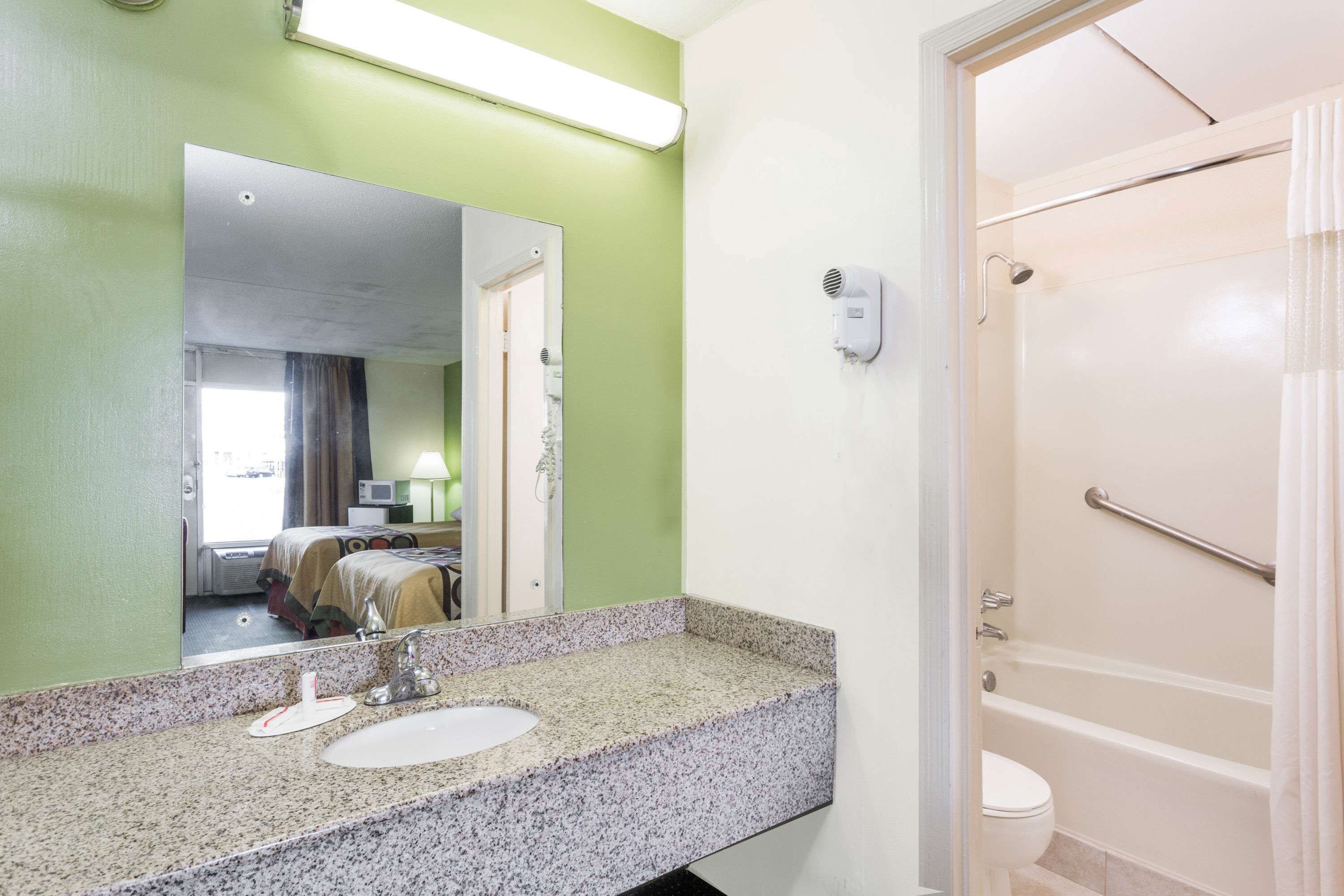 Combined shower/bathtub, deep-soaking bathtub, hydromassage showerhead