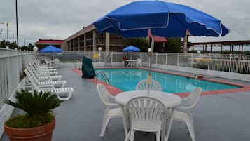 Piscina externa sazonal, guarda-sóis