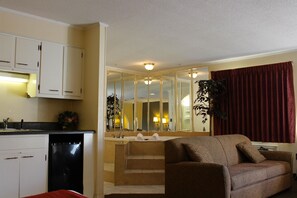 Suite, 1 cama King size, para fumadores, cocineta (Jetted Tub) | Escritorio y wifi gratis 