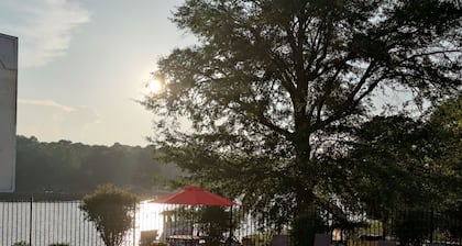 Lake View Inn & Suites