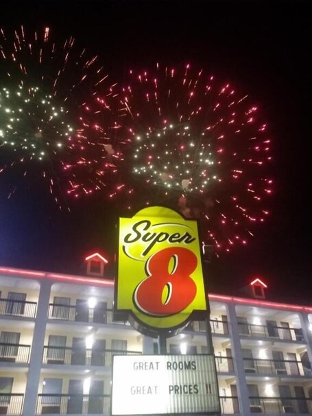Super 8 by Wyndham Pigeon Forge Dollywood Lane - Image 16