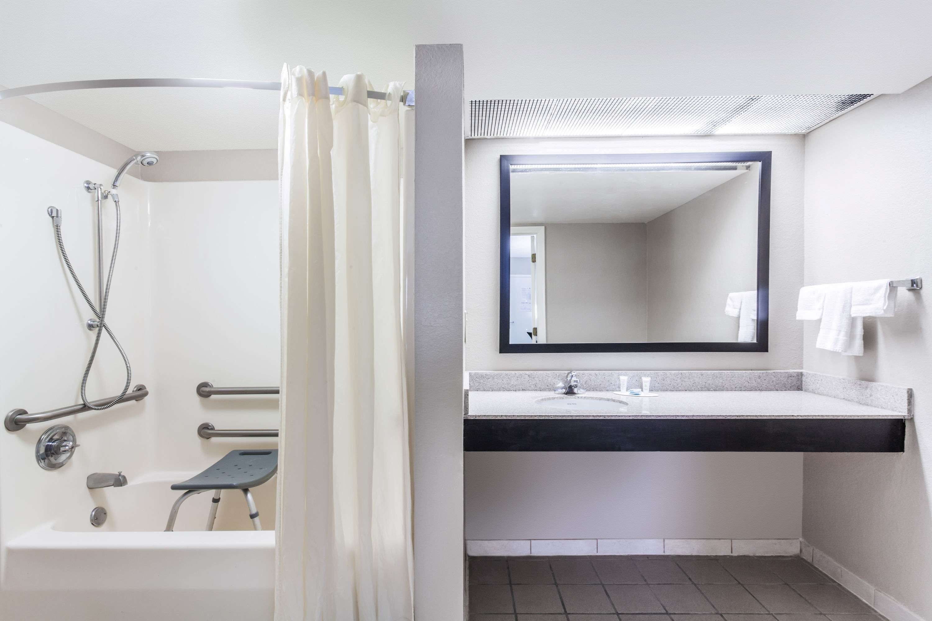 Standaard kamer, 1 kingsize bed, toegankelijk voor mindervaliden, niet-roken | Badkamer | Een bad/douchecombinatie, gratis toiletartikelen, een haardroger