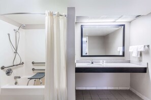 Bathroom - Super 8 by Wyndham Pigeon Forge Dollywood Lane (Pigeon Forge)