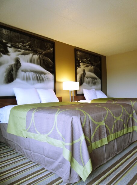 Super 8 by Wyndham Pigeon Forge Dollywood Lane - Image 12