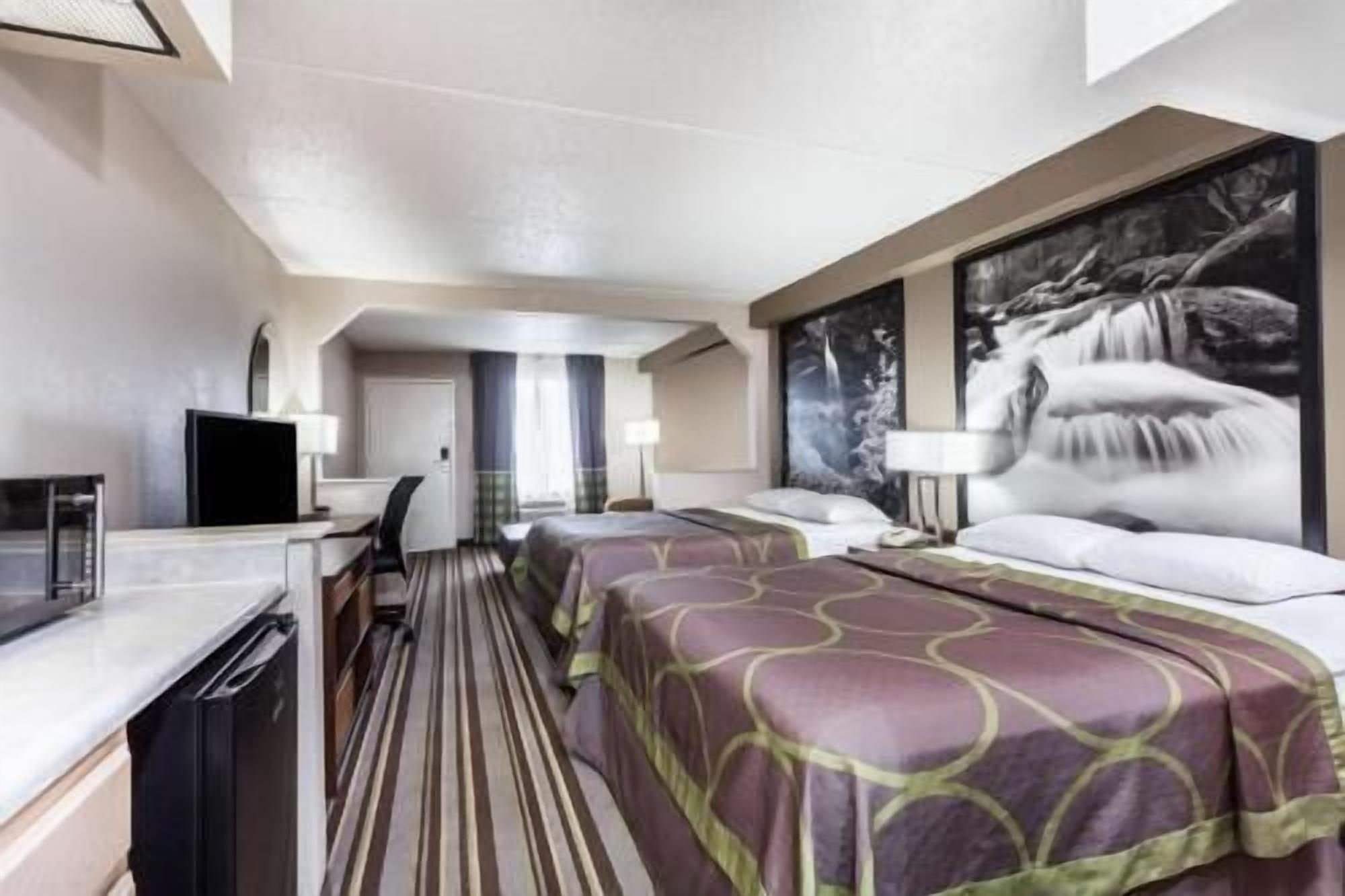 Literie hypoallergénique, lit avec matelas en mousse à mémoire, bureau