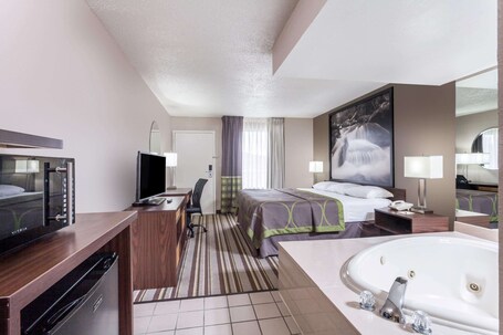 Super 8 by Wyndham Pigeon Forge Dollywood Lane - Image 11
