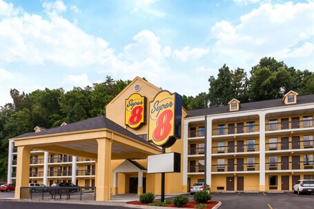 Super 8 by Wyndham Pigeon Forge Dollywood Lane - Image 6