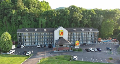 Super 8 by Wyndham Pigeon Forge Dollywood Lane
