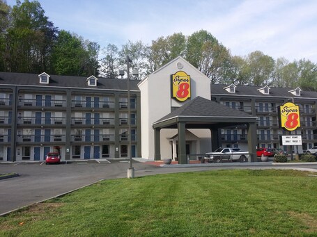 Super 8 by Wyndham Pigeon Forge Dollywood Lane - Image 15