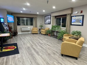 36-inch flat-screen TV with cable channels, TV - Super 8 by Wyndham Clearfield (Clearfield)