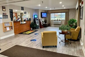Lobby - Super 8 by Wyndham Clearfield (Clearfield)