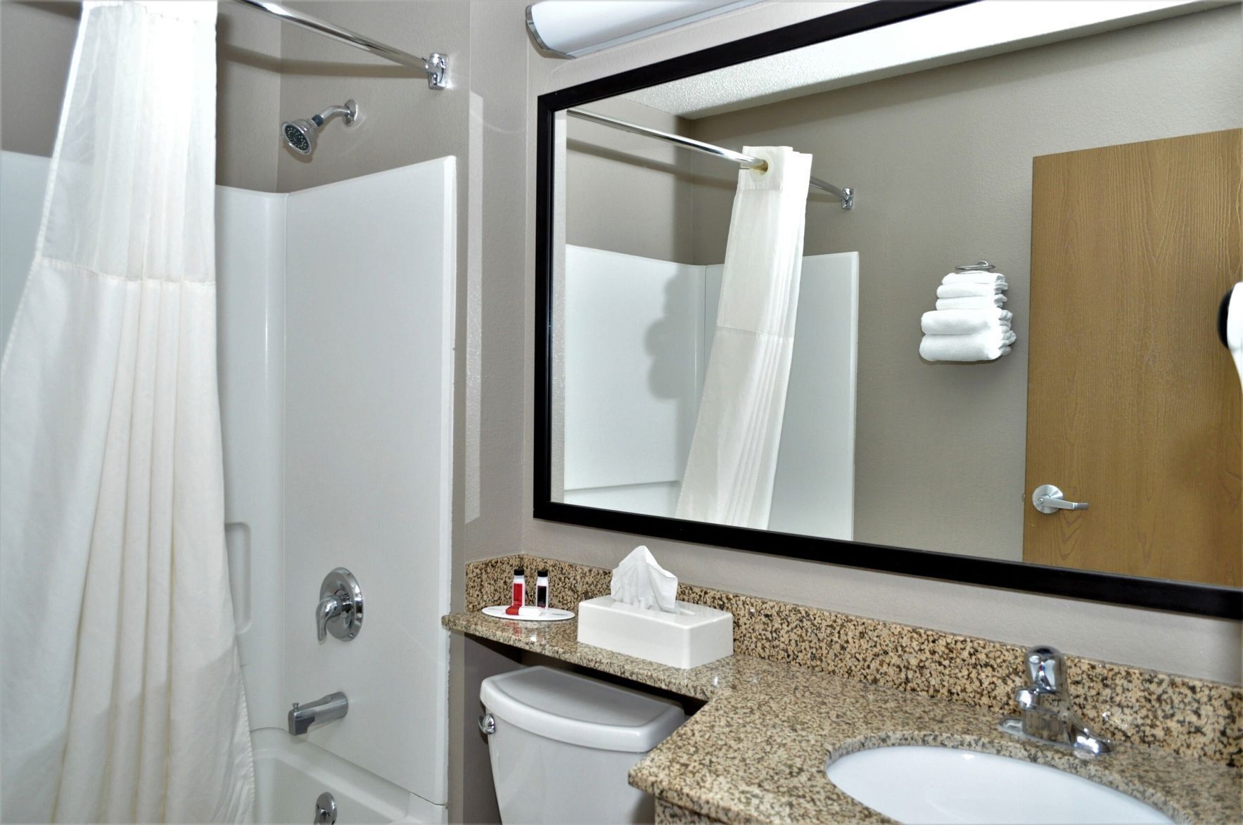 Baño | Ducha y bañera combinadas y artículos de higiene personal gratuitos