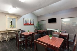 Dining - Hotel Hidden Valley (Escondido)