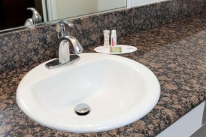 Combined shower/bathtub, free toiletries, hair dryer, towels