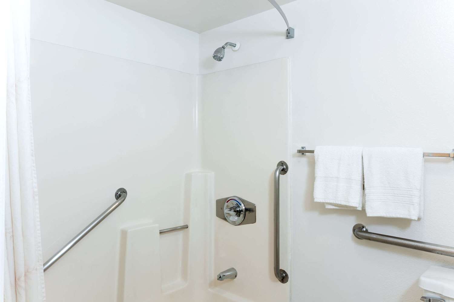 Combined shower/bathtub, free toiletries, hair dryer, towels