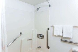 Combined shower/tub, free toiletries, hair dryer, towels - Hotel Hidden Valley (Escondido)