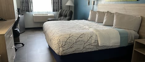 Standard Room, 1 Queen Bed | Desk, free WiFi, bed sheets