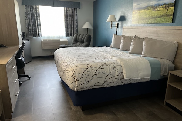 Standard Room, 1 Queen Bed | Desk, free WiFi, bed sheets