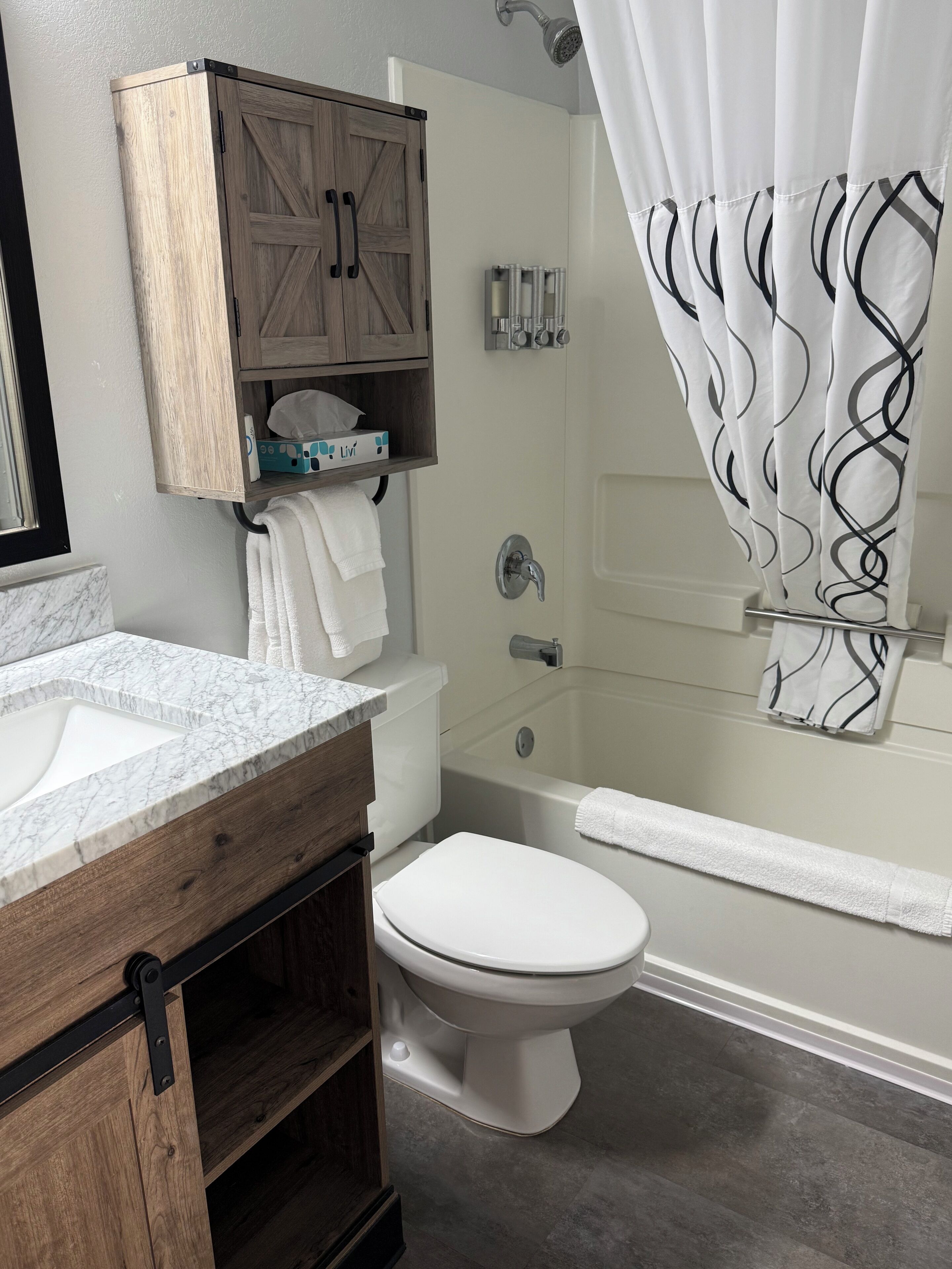 combined shower/bathtub, hair dryer, towels