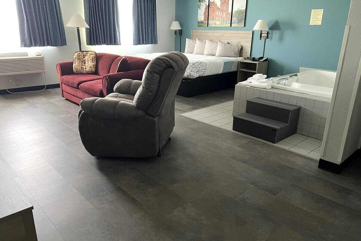 deluxe room, 1 king bed, jetted tub | desk, free wifi, bed sheets