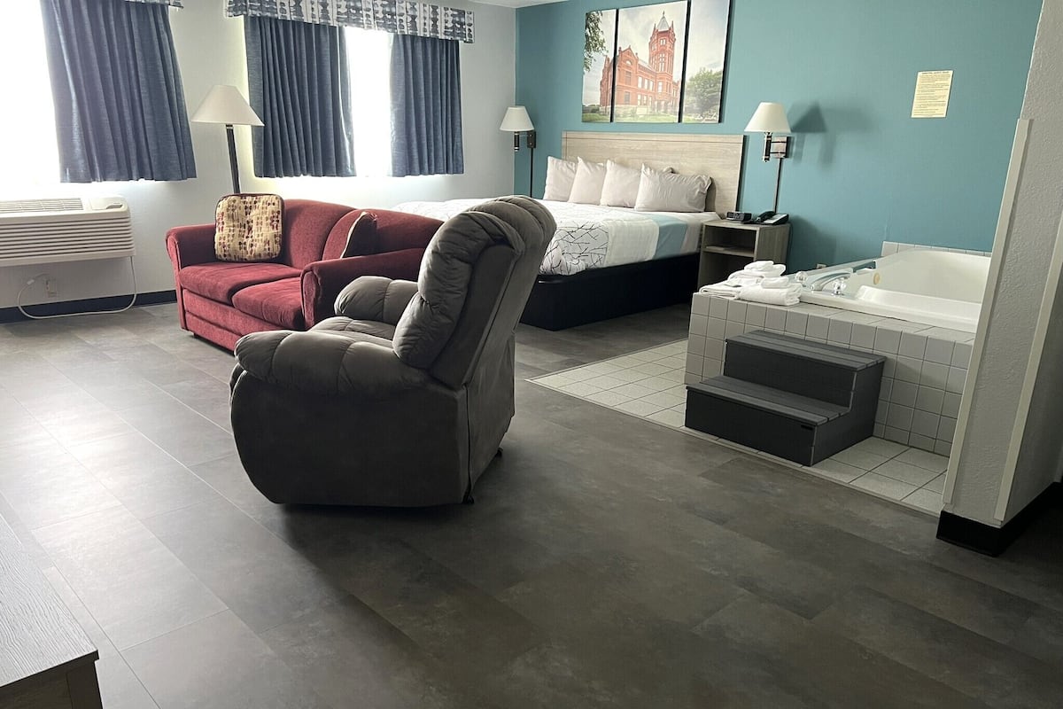 Deluxe Room, 1 King Bed, Jetted Tub | Desk, free WiFi, bed sheets