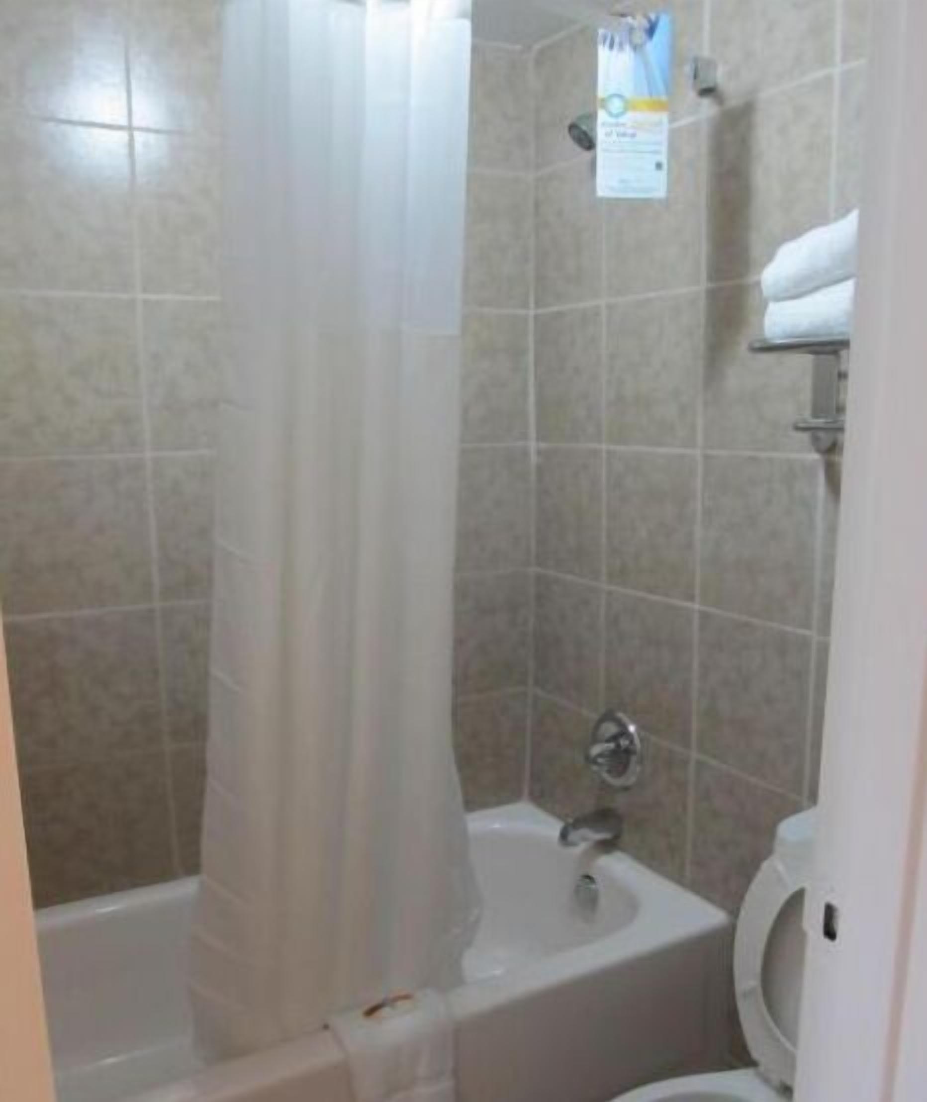 combined shower/bathtub, towels