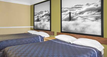 Super 8 by Wyndham Hayward Downtown