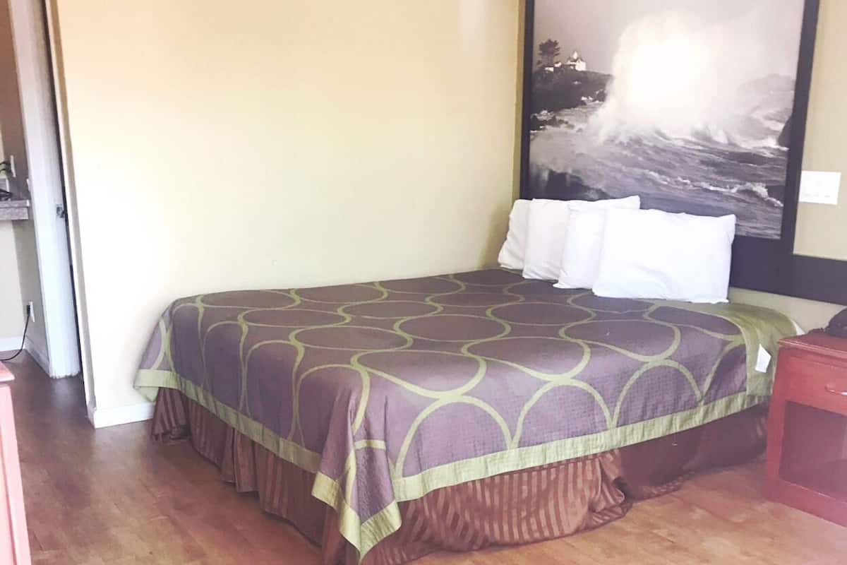 Escritorio, cortinas blackout, wifi gratis y ropa de cama