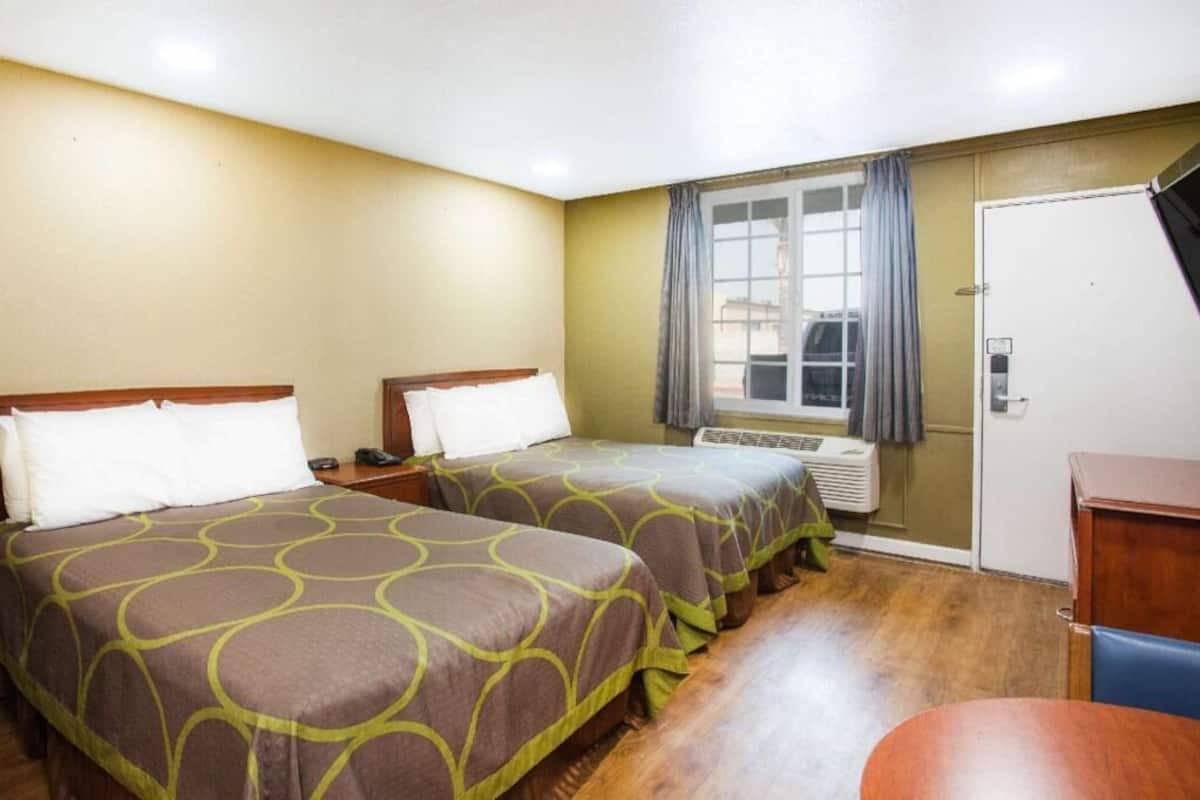 Escritorio, cortinas blackout, wifi gratis y ropa de cama